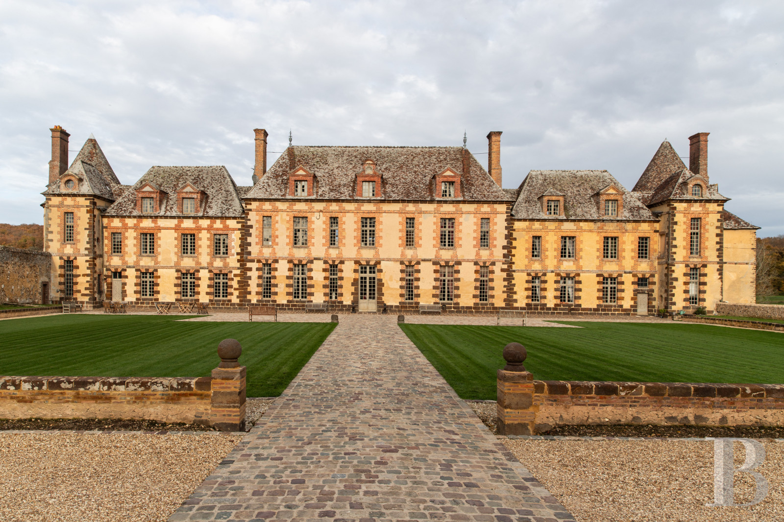 En Eure-et-Loire, à l’ouest de Chartres, un château du 17e dans un parc de 140 ha traversé par l’Eure - photo  n°1